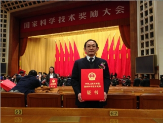 我所所長(zhǎng)張?chǎng)谓淌诩捌鋱F(tuán)隊(duì)主持完成的科研項(xiàng)目榮獲國(guó)家技術(shù)發(fā)明二等獎(jiǎng)